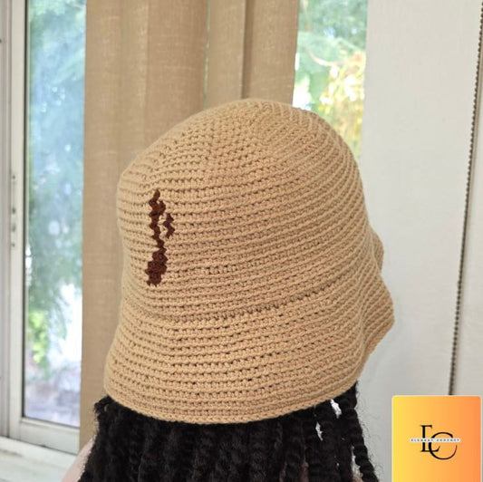 Chapeau artisal stylé fait en crochet à la main